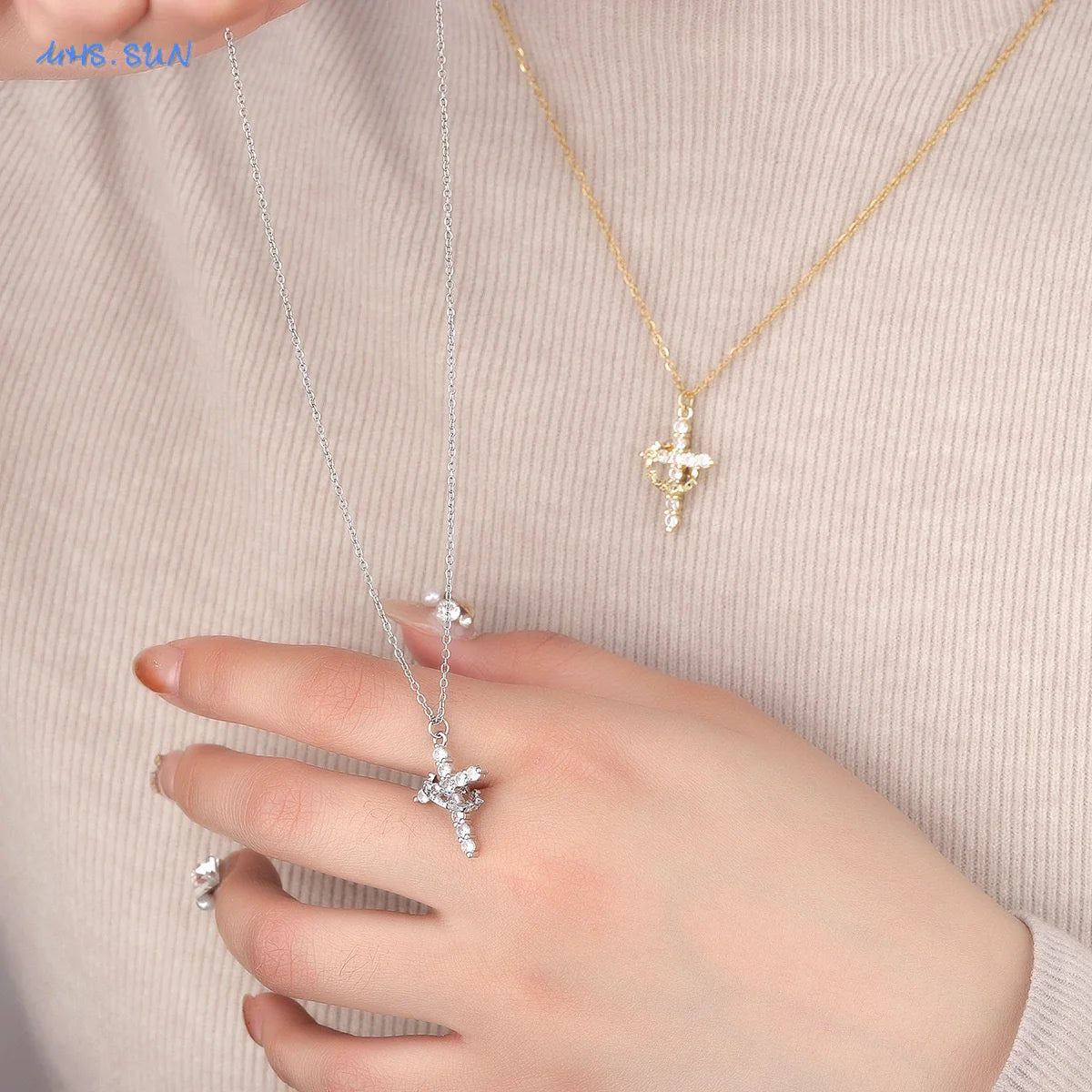 Pendentif Croix-Couronne Rotatif Raffiné avec Zircones Cubiques