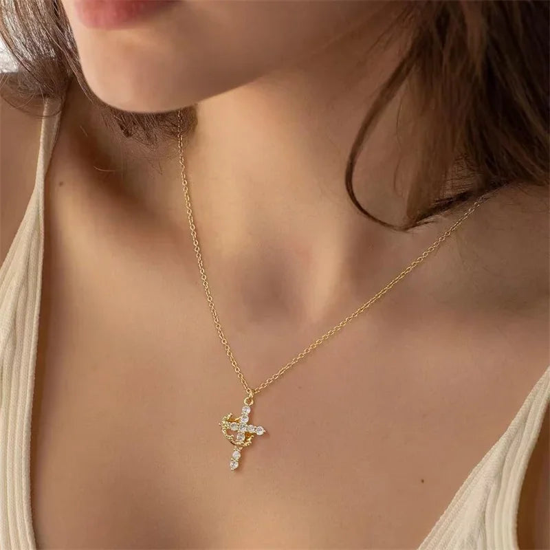 Pendentif Croix-Couronne Rotatif Raffiné avec Zircones Cubiques